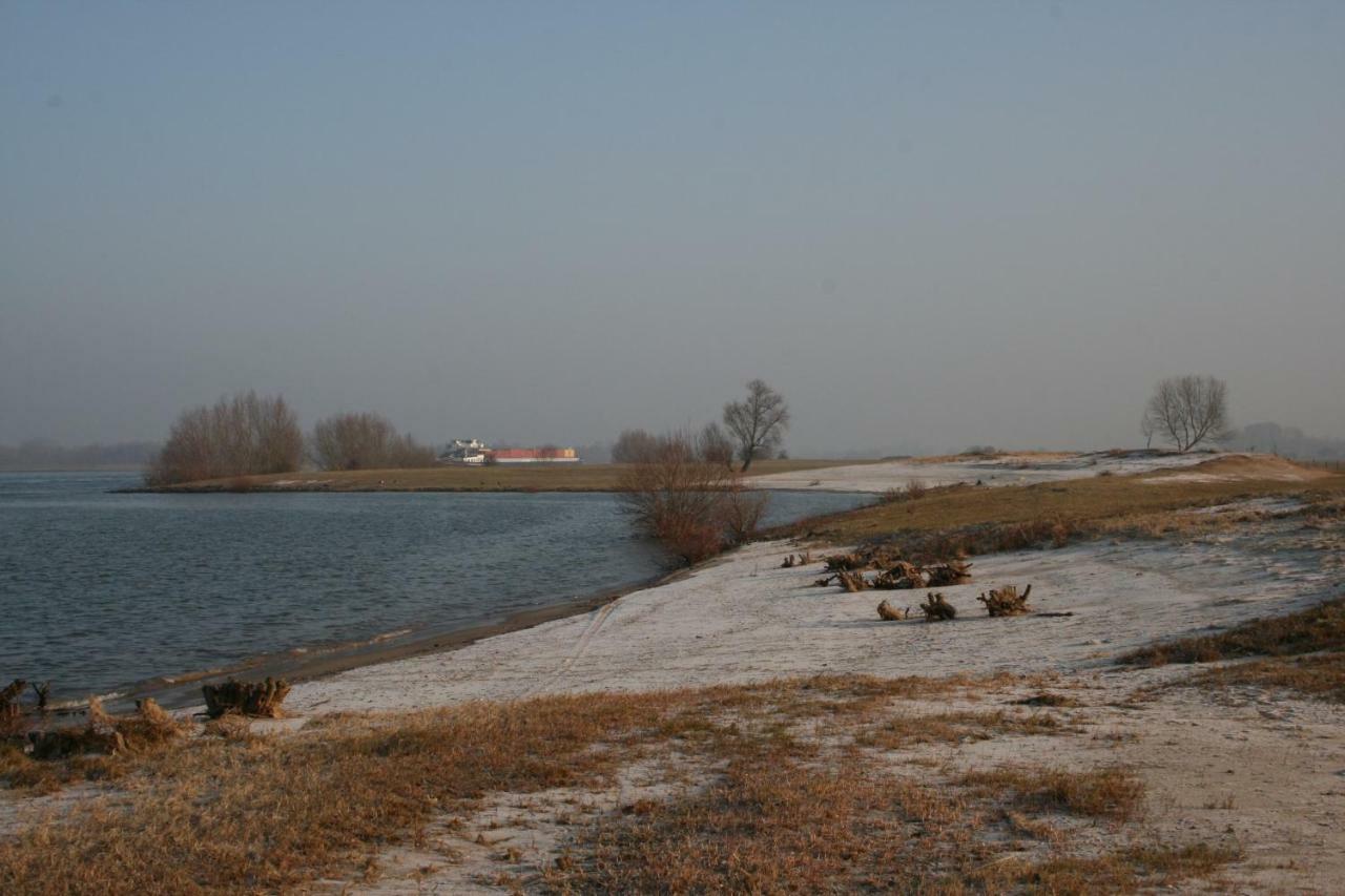 Unique place on the river Waal Heerewaarden Extérieur photo
